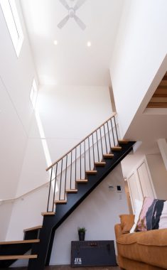 6帖の吹抜けとストリップ階段がオシャレで明るい家 イメージ